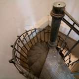 Dopo qualche secondo l�elevatore ci porta al Locale delle trifore. Qui ci attende una strettissima scala a chiocciola che percorre la torre in tutta la sua altezza